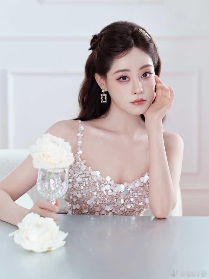 晚宴上的公主祝绪丹被祝绪丹惊艳到！RV晚宴造型优雅耐看，亮片裙闪耀夺目，甜妹气