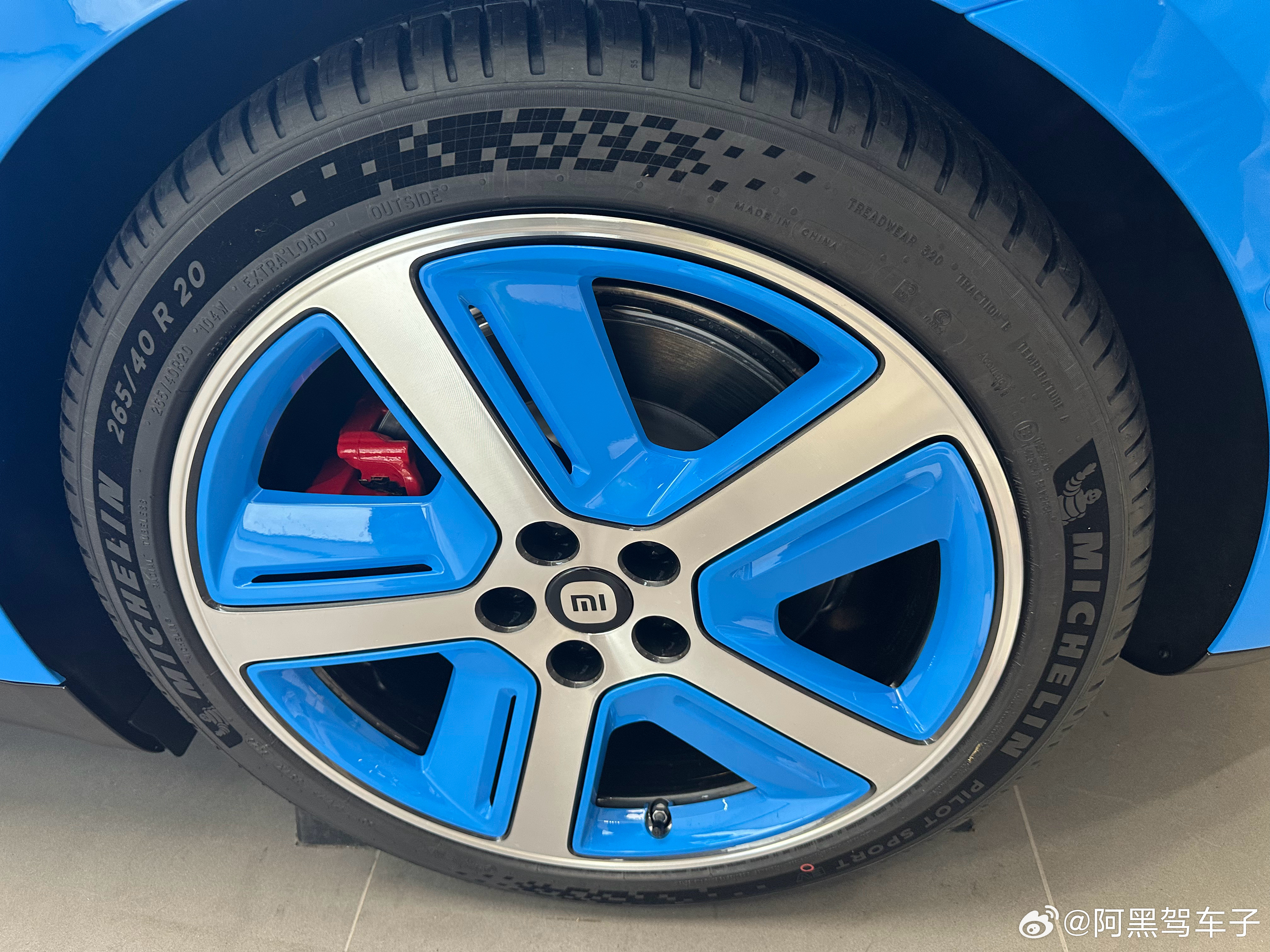 新Su7的卡里布蓝还行，尤其中意这个轮毂