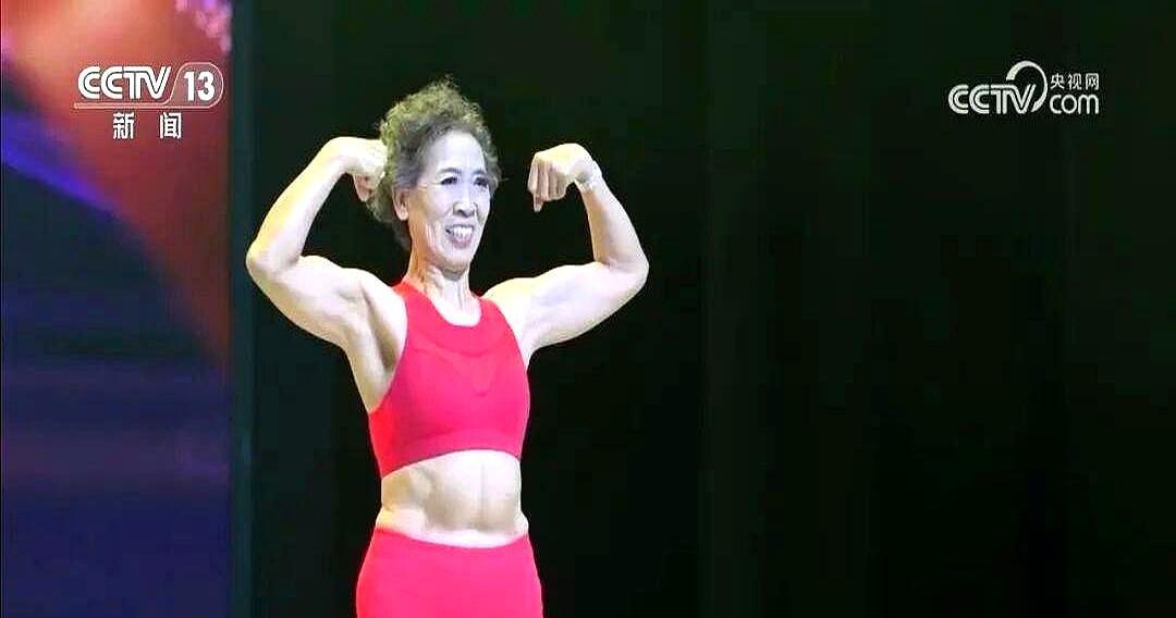 04年零片酬帮星爷，转头求他一句没空冯小刚把档期空出来，钻进《功夫》片场，