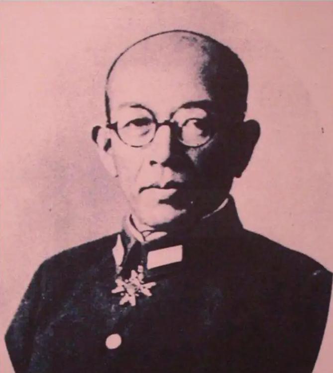 1939年，日军少将中村正雄腹部中弹，正做手术，军医刚切开他肚皮，突然，一枚炮弹