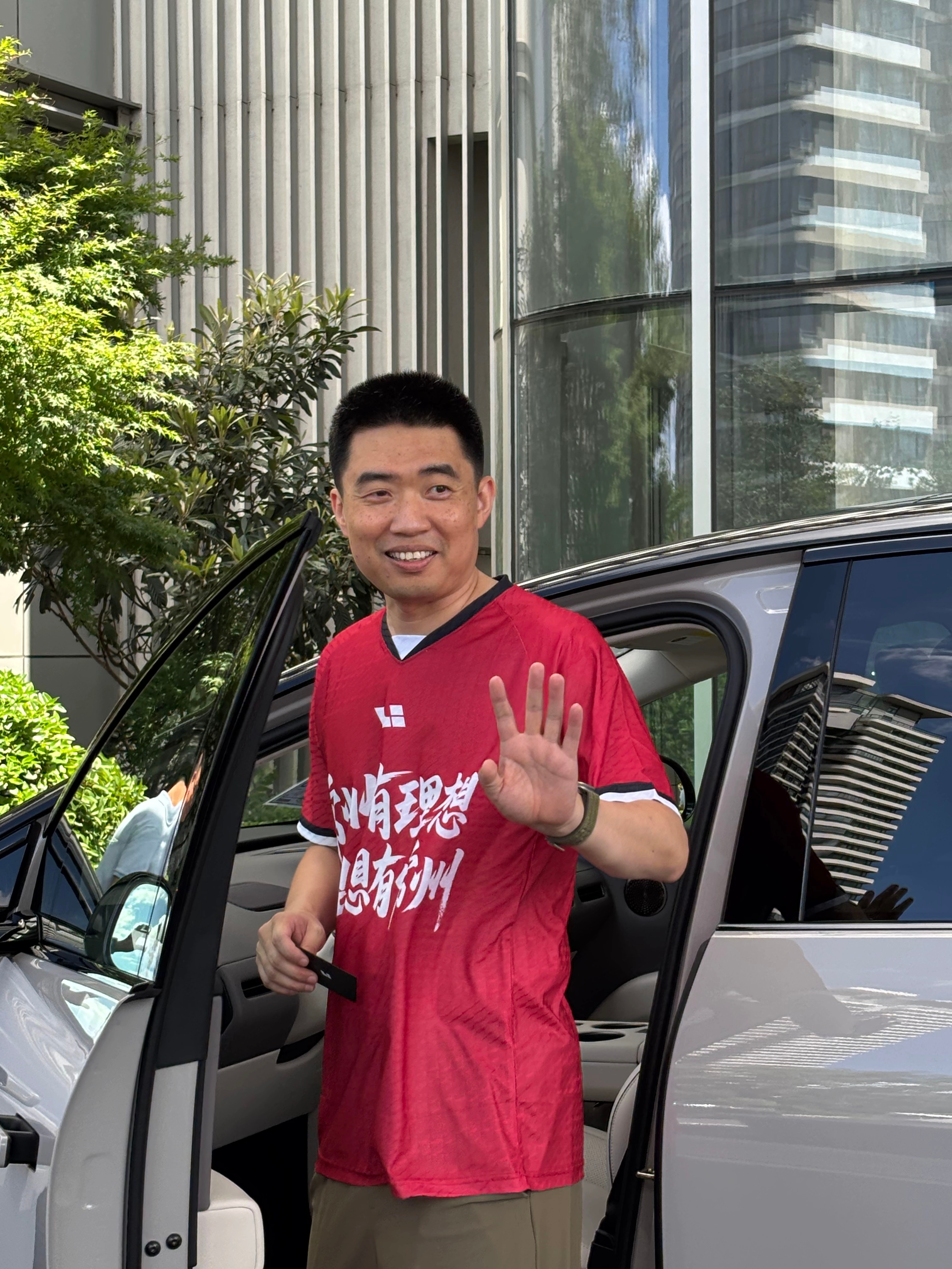 想子和理想i8的又一次同框，怎么感觉和一周前星巴克这张比发福了…怕不是今天是