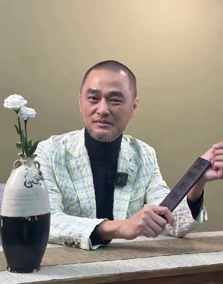 冯唐说：“人前特别会做人的人，往往背后都特别会算计。人前不会做人，那些傻傻的人