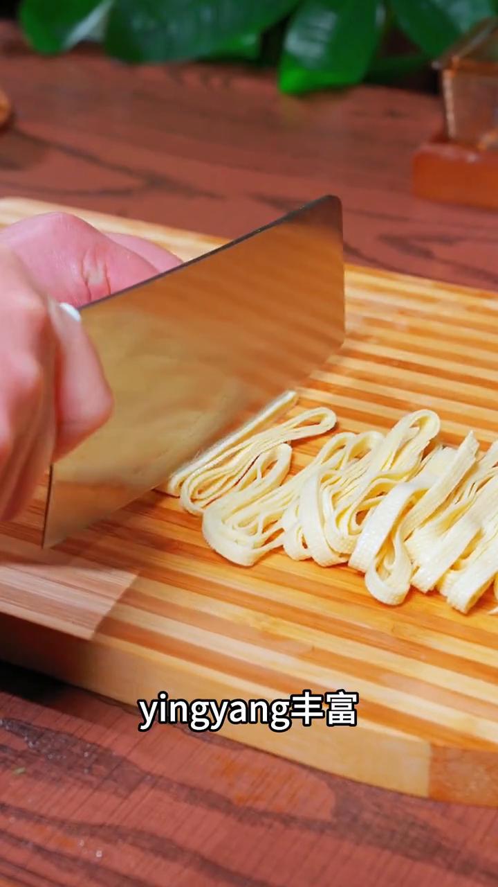 凉拌豆芽。我做梦都没想到，以后豆芽买回来不要直接吃了，今天跟闺蜜学会了一个豆芽