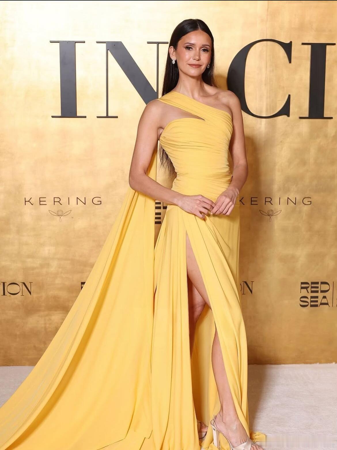 妮娜.杜波夫出席红海国际电影节的女性之夜，身穿ElieSaab2026春夏