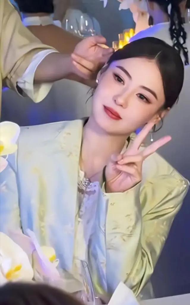 偶遇张柏芝在景德镇参加活动，第一眼差点没认出来——记忆中棱角分明的“神颜”竟悄悄
