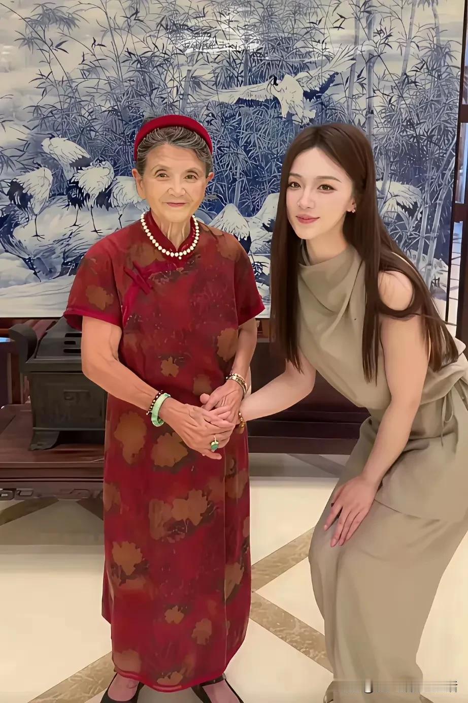 这老太太是真喜欢戴首饰。浑身上下的珠宝。一看就是豪门的当家奶奶。杨子的妈妈