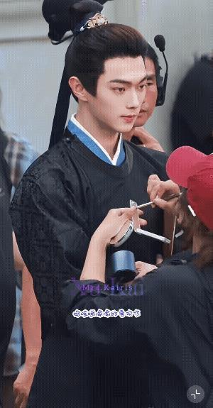 许凯很乖的，静静站在那，让人给他补妆，估计下午黑胡茬冒出来了，用遮瑕膏9遮胡子呢