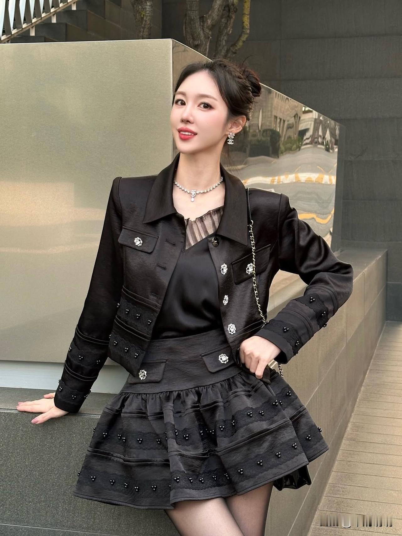 黑丝配黑裙女孩子怎么穿搭既时尚又好看?穿瑜伽裤出街，什么感觉你心中的顶级美女