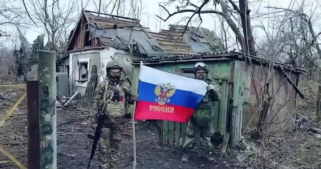 乌克兰军事专家康斯坦丁·马绍韦茨抱怨说，在前线地区，当地乌克兰居民不仅拒绝撤离到