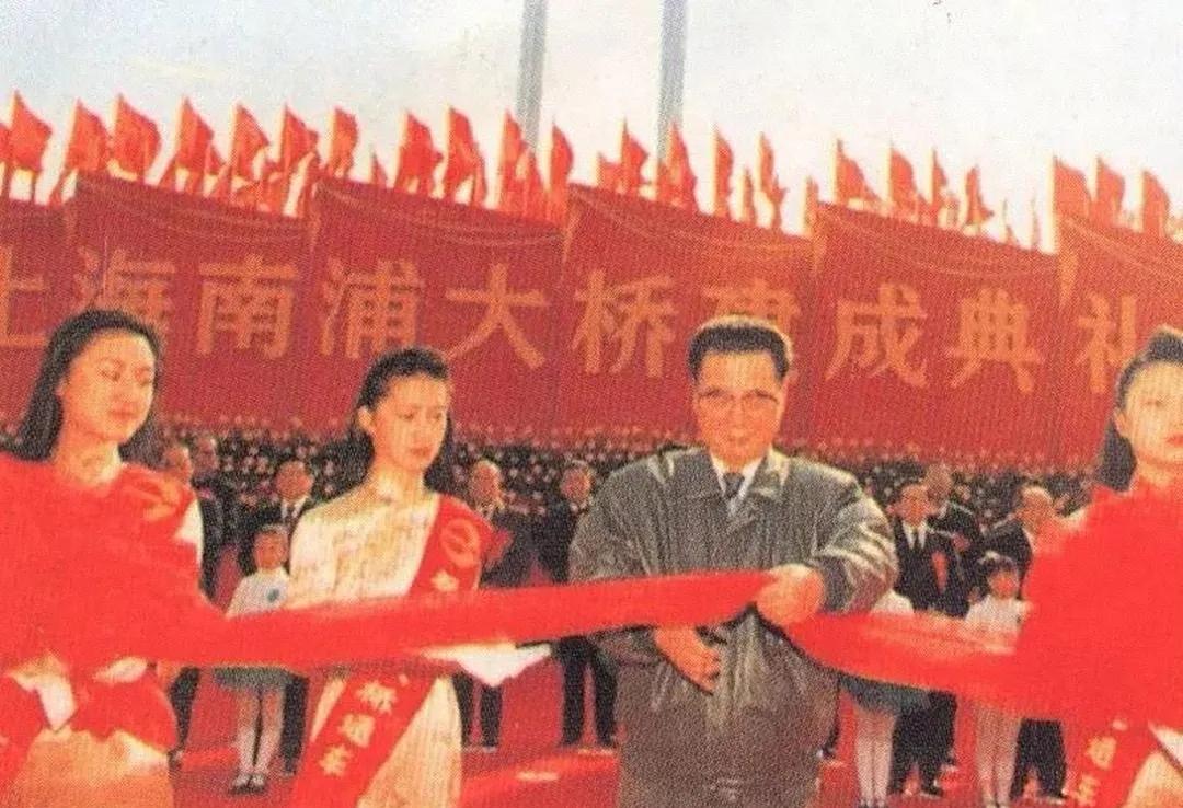 1991年11月19日，南浦大桥建成典礼盛大举行，总理李鹏亲临现场，并为这座大桥
