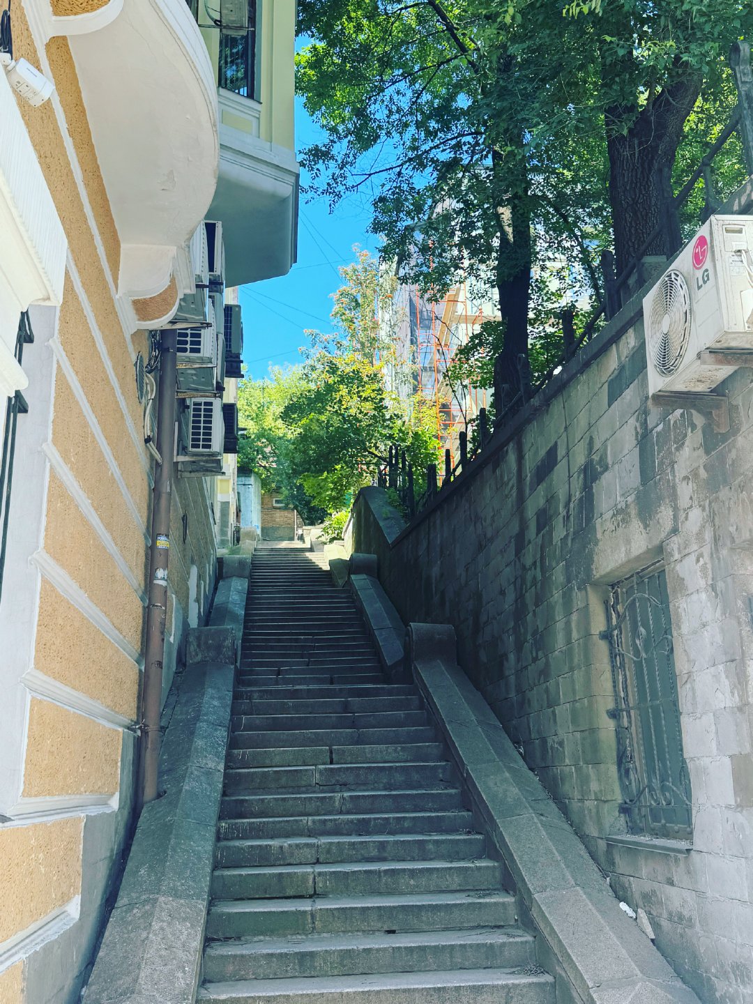 睡到十一点起床、出去找饭吃。进了一家俄餐厅，逗号看了菜单后，问我：“你一定要吃一