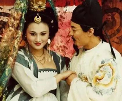 "滚出去！朕不需要这些庸脂俗粉！"公元737年的大明宫，回荡着老皇帝李隆基暴怒的