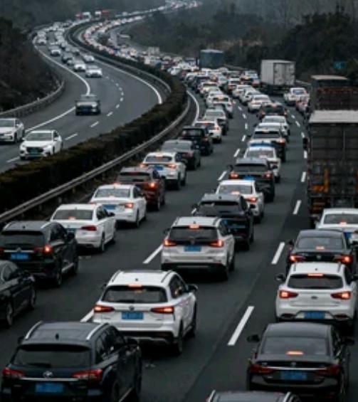 高速大堵车，应急车道被占！安徽交警这波操作大快人心。安徽淮南高速交警没收驾