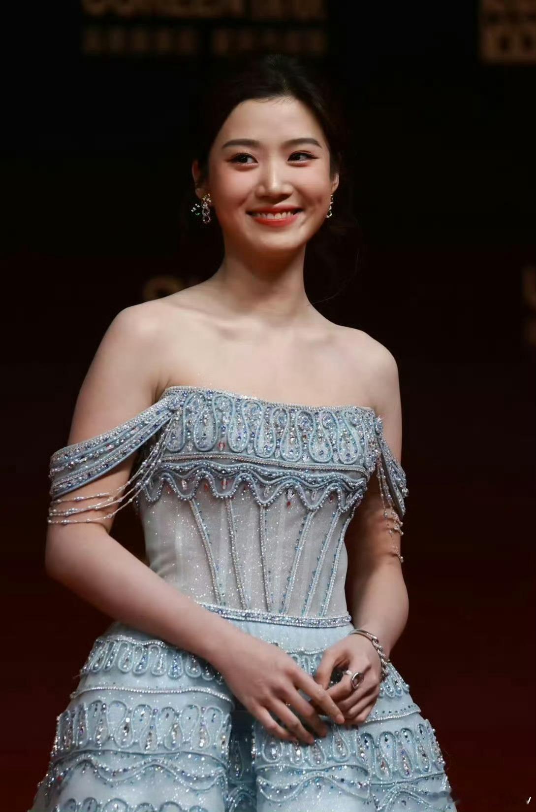 卢昱晓工作室其实整体造型是可以的，现场光线太差了，换个打光效果就出来了