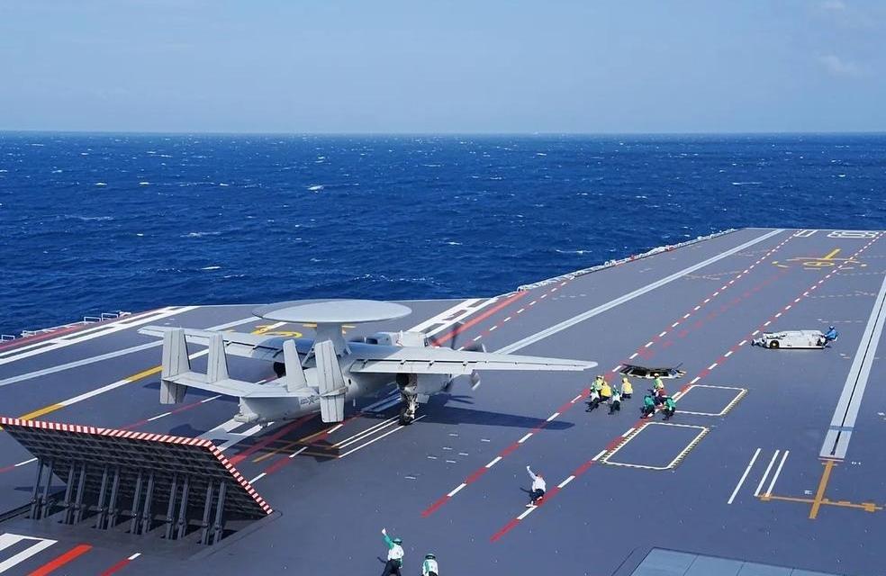 “福建”号航母上的两架“空警”600预警机，在一分钟之内通过电磁弹射起飞，而且所