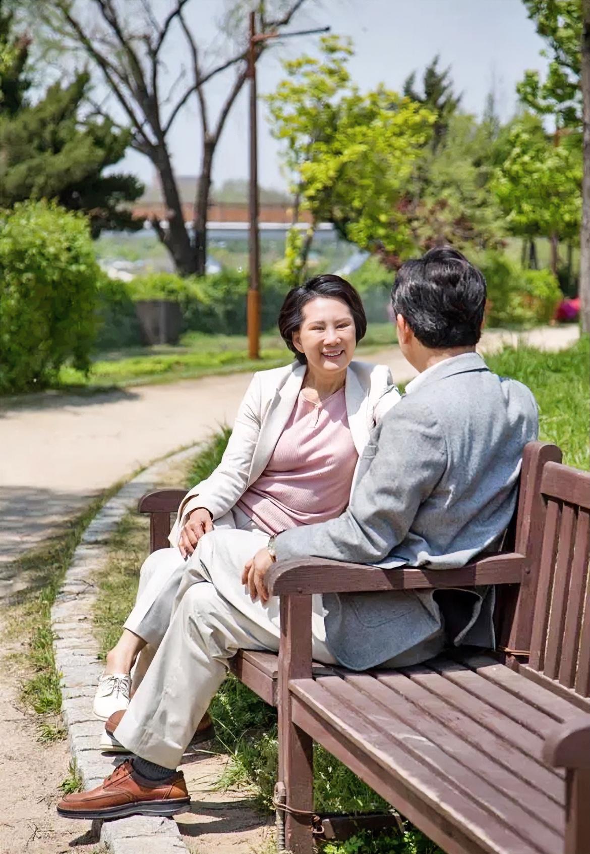 为什么已婚男人老了才会知冷知热？很多人说，那是因为他们折腾不动了。前阵子有