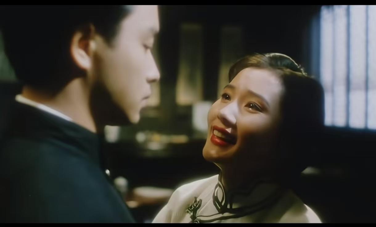 老艺术家们的个性还挺可爱。何赛飞当年还和张国荣搭过戏，那时候她怀着孕，张国荣说