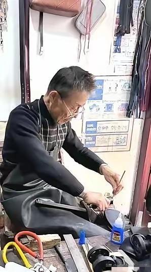 泪目！江西一弃婴被残疾老汉收养靠修鞋养大女婴，20年后女孩说：“我爸和我奶让我嫁