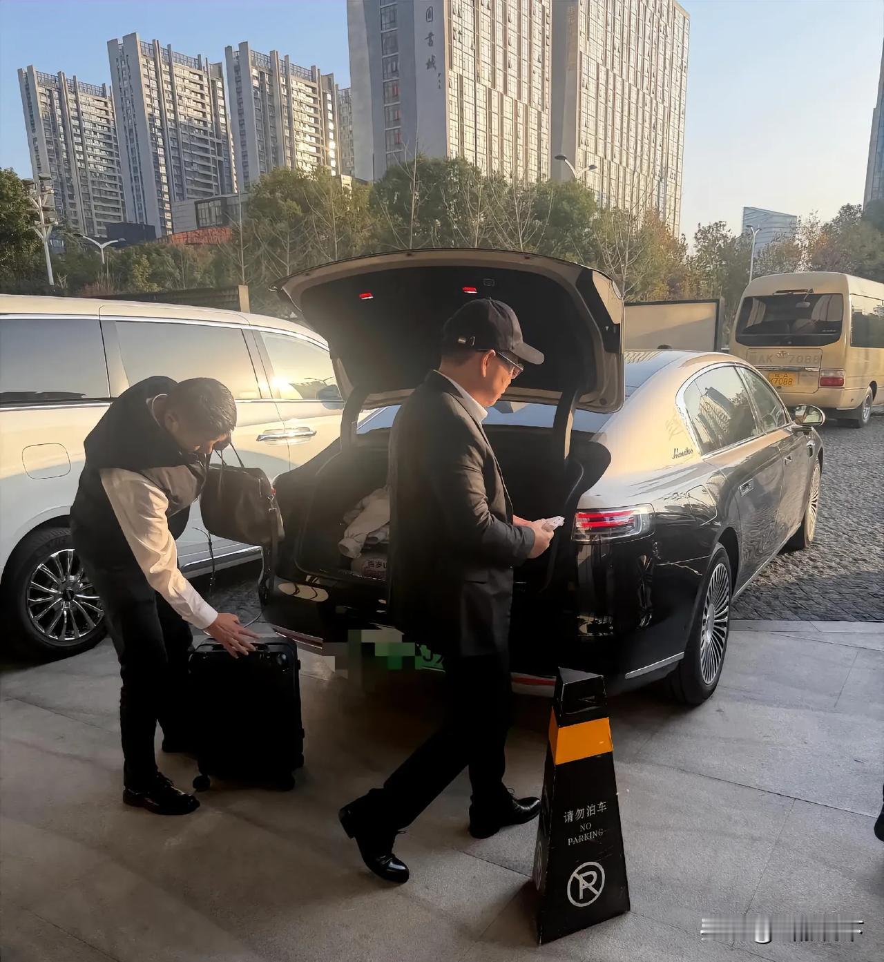 这就是实力，自己敢用敢开，这次余承东又开着尊界S800回安徽老家过年了，期间还视