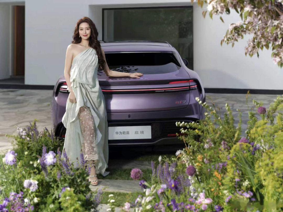 2026年的本命色是普罗旺斯紫4月17日，启境汽车官宣，演员杨采钰出任启境GT