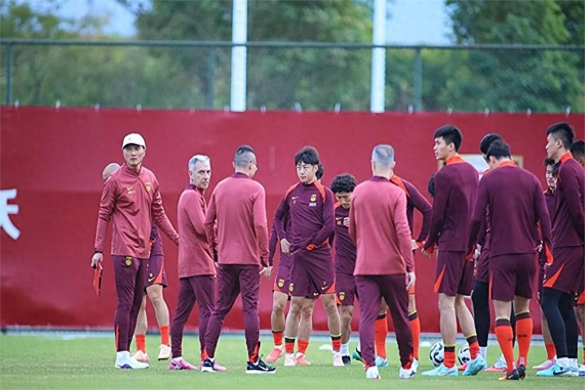 刚退役的前国脚在采访中透露：国足年年海外拉练砸重金，效果往往适得其反。他举