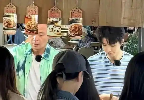 中餐厅齐学摸鱼第一名，林大厨能使唤得了所有人，就是使唤不了张亚琪。 林大厨让