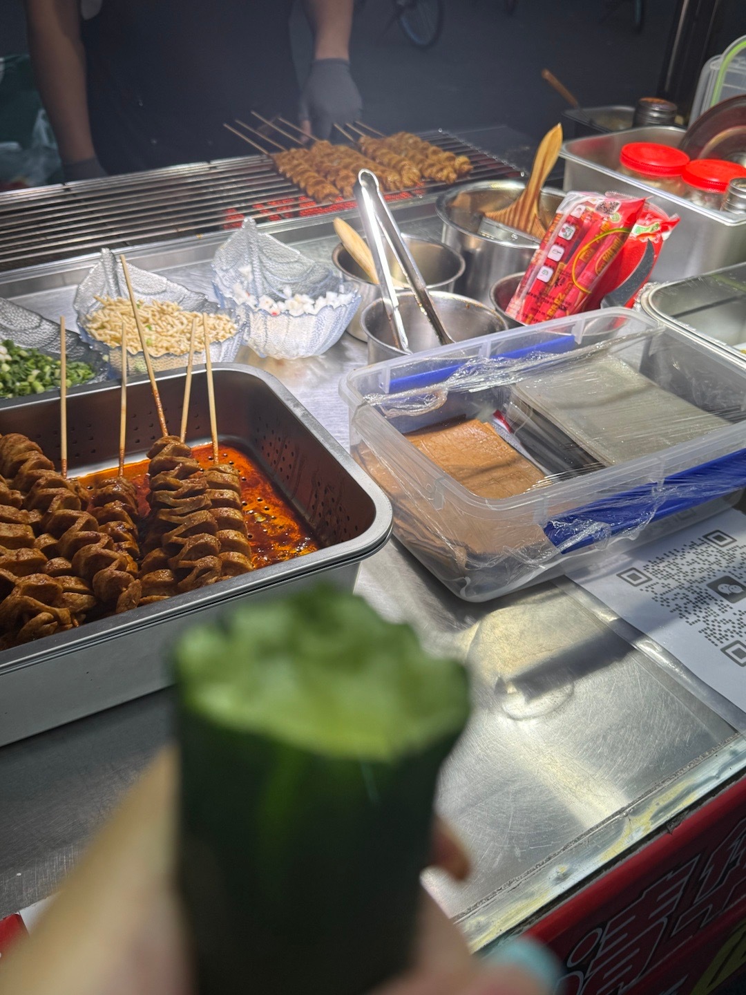 望着烤面筋啃着黄瓜​​​
