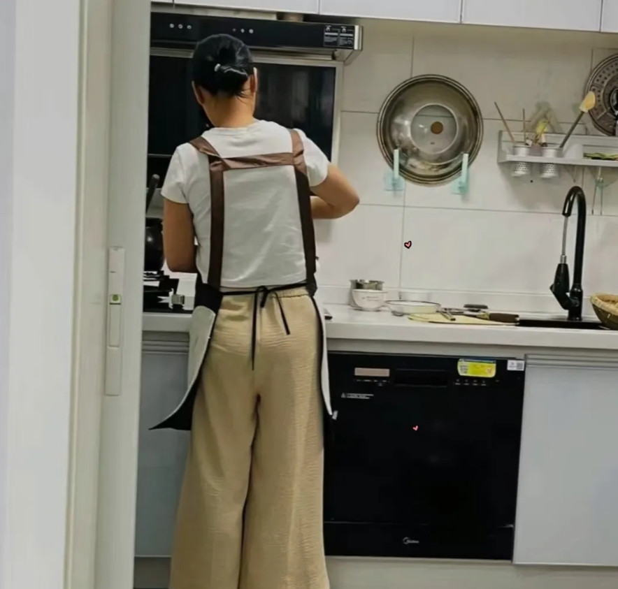 我二姨真是人间清醒，表弟今年30岁了，她也不着急让结婚，还说不如不结婚。表弟