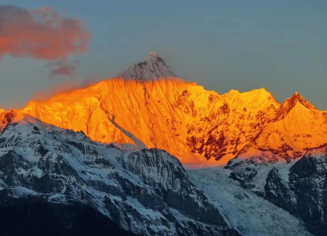 日照金山/梅里雪山丽江两日西行记，恰逢深秋最佳时。途经金沙江大桥，驻足香格里拉