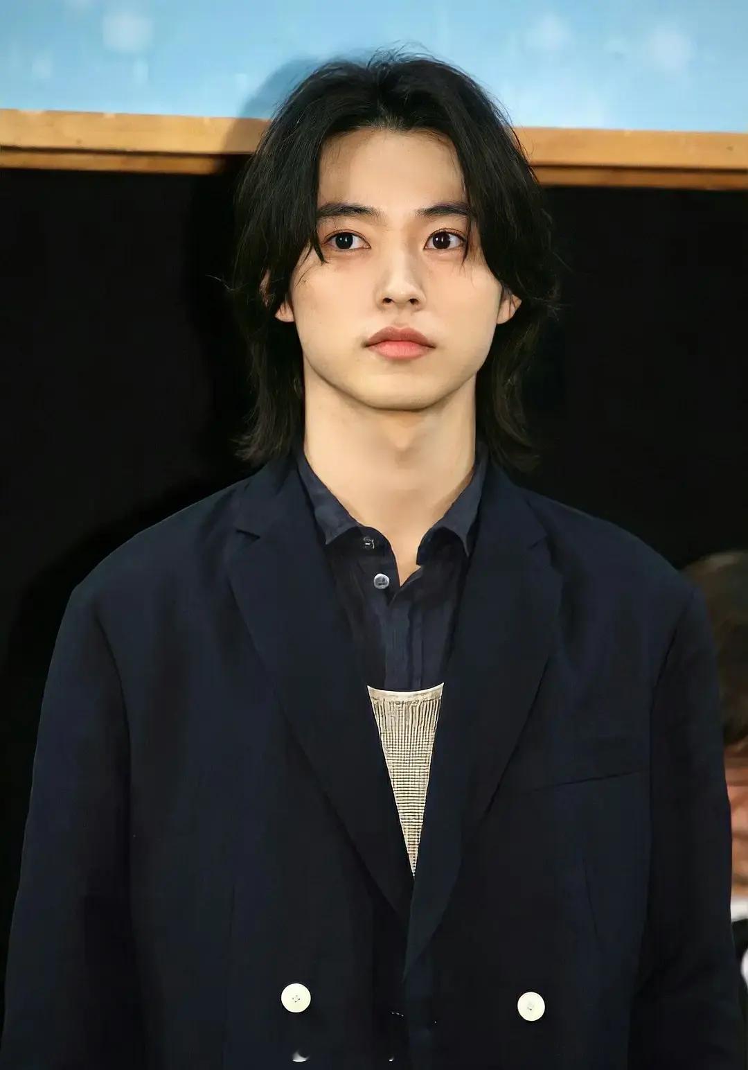 霓虹男明星就这么慢慢进化成让人无法认出的形态……