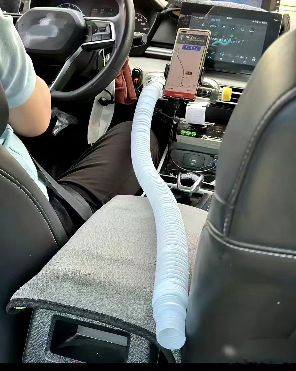 今天出门打了辆网约车，一上车就被师傅这贴心设计暖到了[捂脸哭]​​​