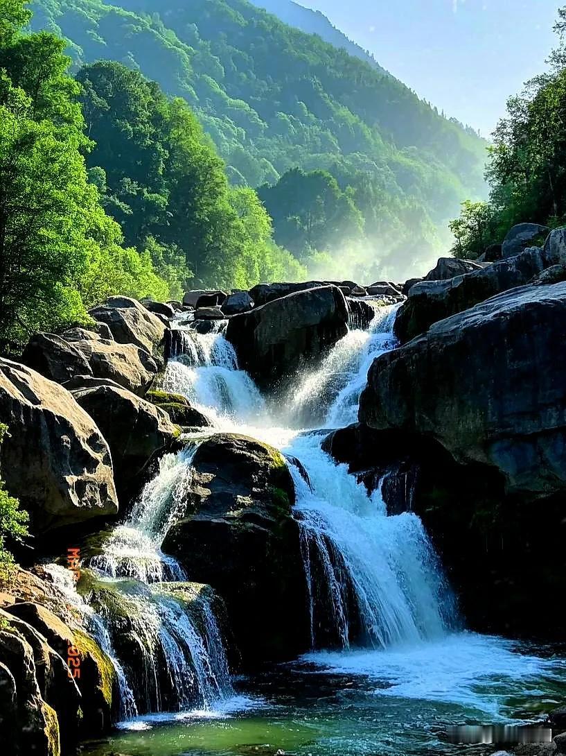 周末登山乐之溪谷瀑布深山溪谷中点缀着大大小小姿态各异的瀑布，在碧绿的青山映衬下