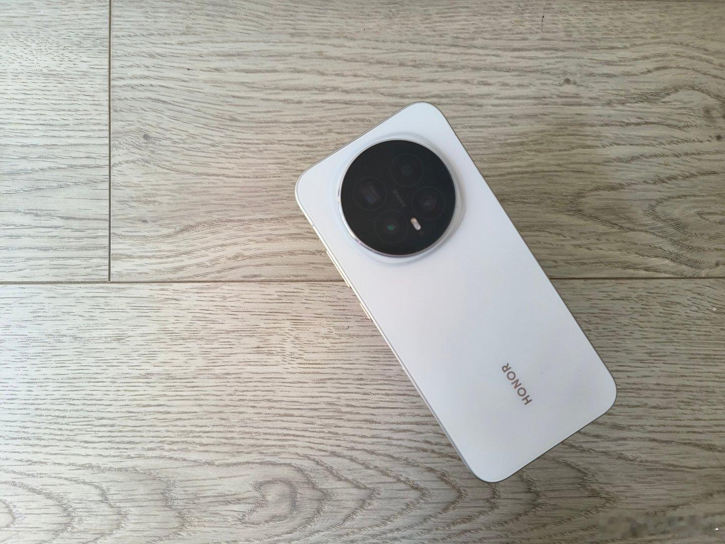 用了一个月荣耀Magic8，说实话，有点后悔——后悔没早点从“一天两充”的苦海里