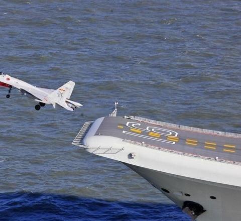 《解放军歼-15在日本家门口两度锁定日本战机，小泉半夜急了》阅读量：3.8万点