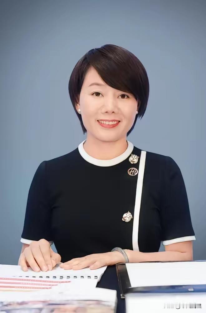 1994年的四川，16岁的杨利娟命运转折就此开始。因家庭债务辍学的她，在小饭馆每