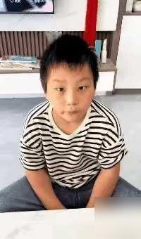 这个男孩火了！一小男孩把水杯放进书包里，结果漏水把语文书打湿了。青岛一个小男孩水