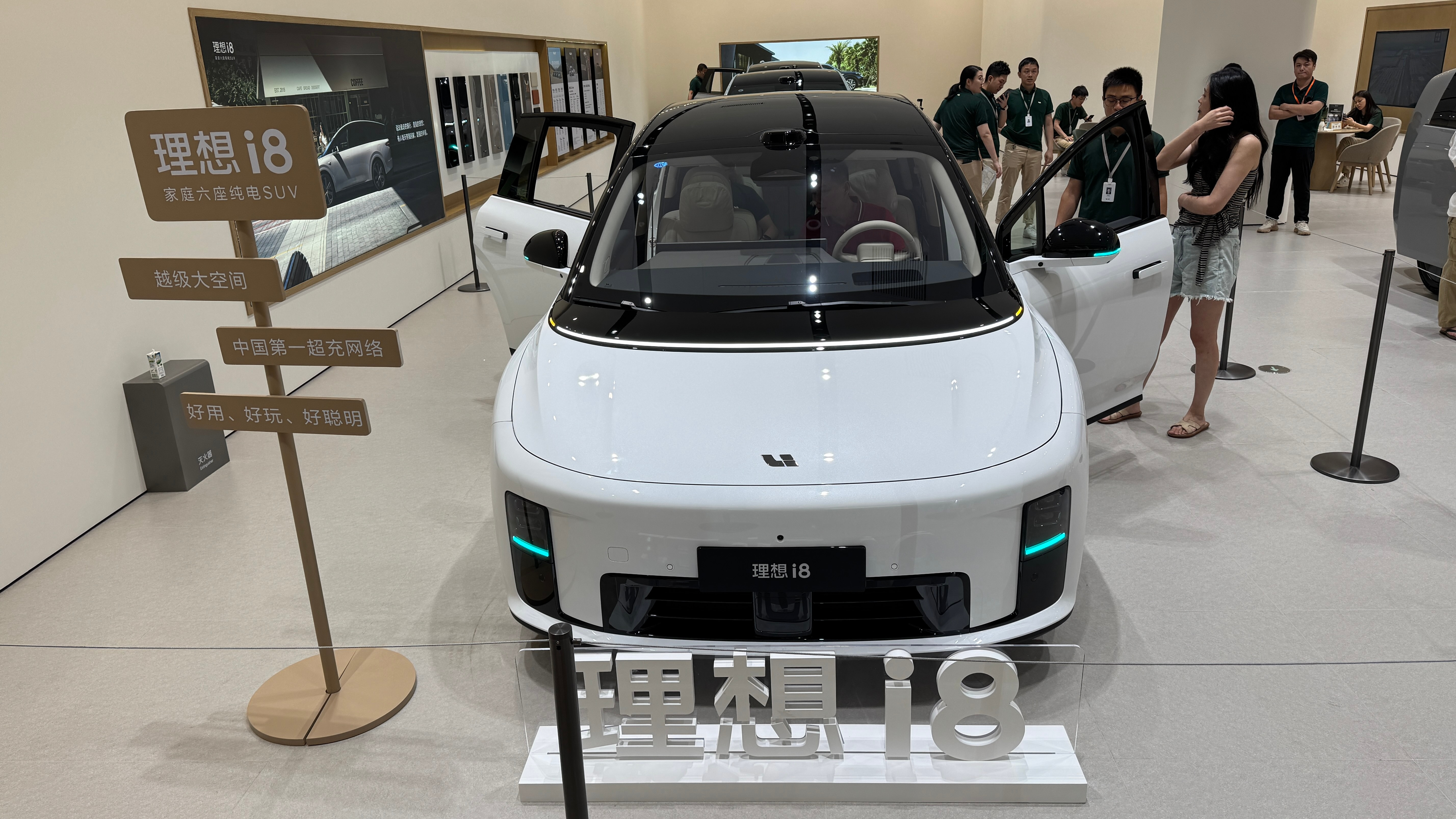 理想i8巡展来武汉一方了，今天专门来感受了下，作为老L9车主，我比较关注三排空间