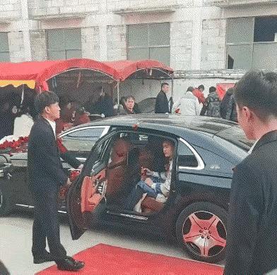 这个新郎不像是在搞笑，也不像是在拍段子，这应该就是突发情况，也许坐在车上的时候，