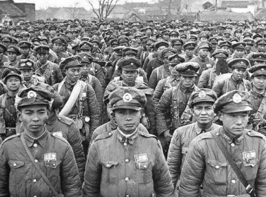 1949年11月，挺进西南的解放军，用电台向成都警备司令严啸虎喊话：“严啸虎注意