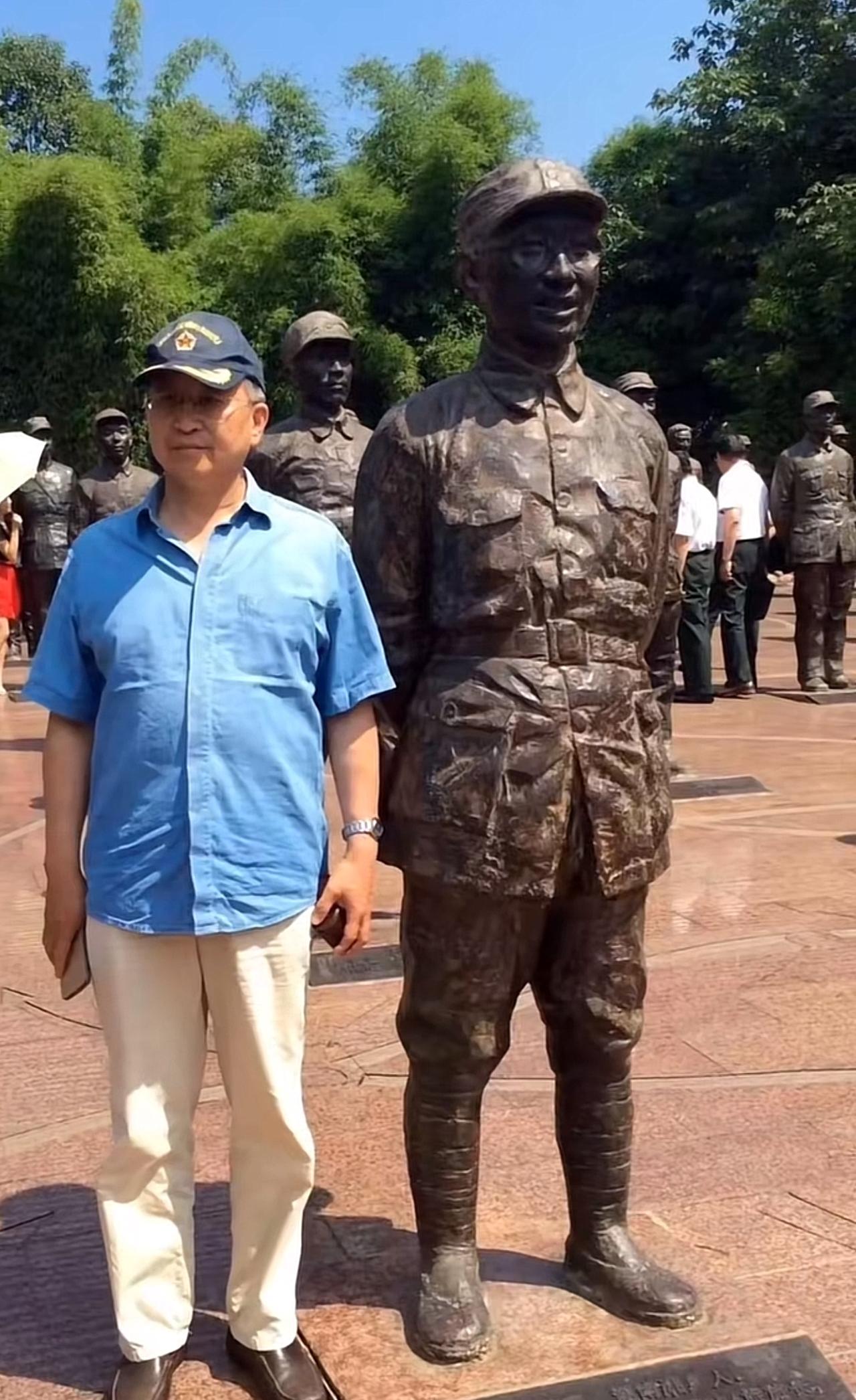2015年，陈赓大将之子陈知庶，来到四川建川博物馆中国壮士群雕广场，站在了父亲陈