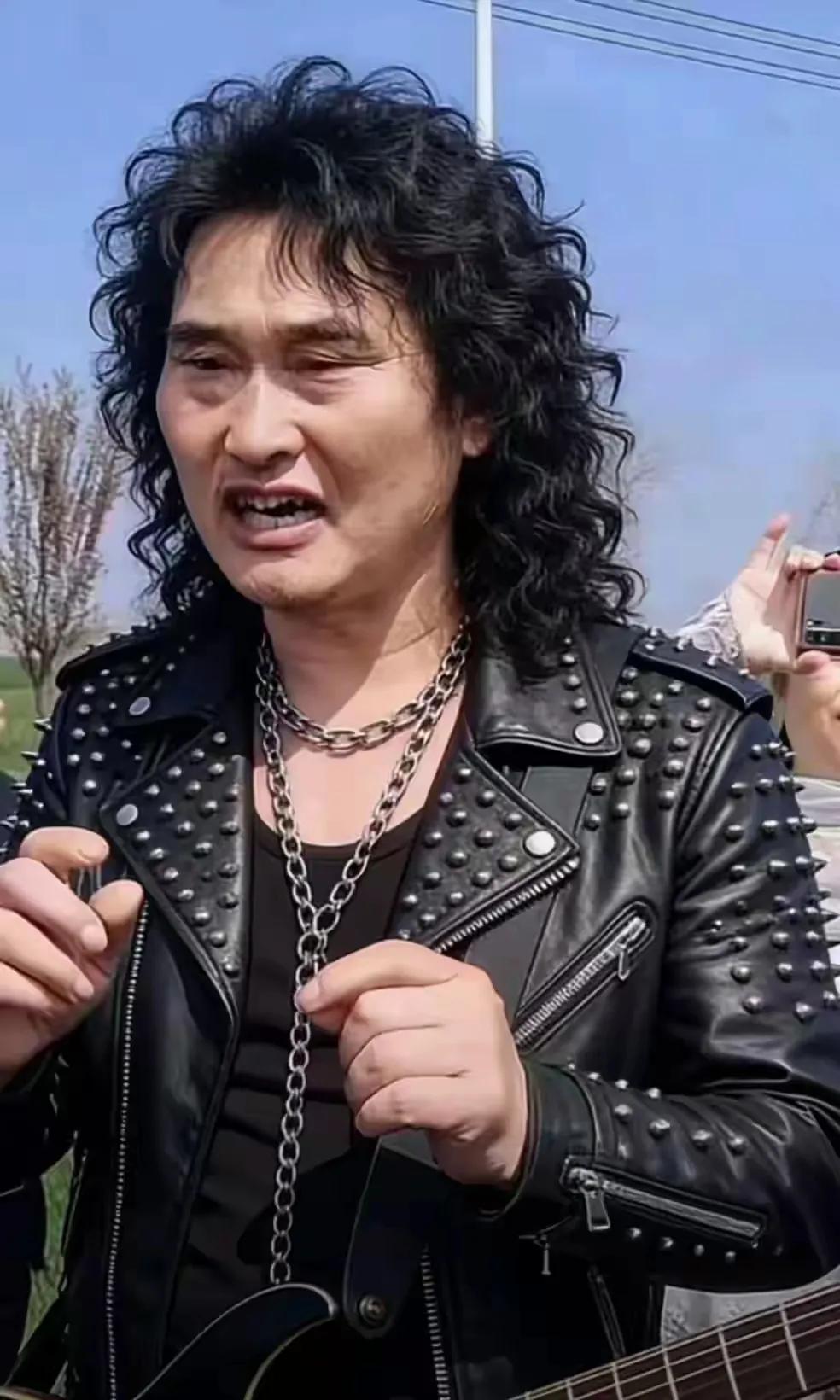 多才多艺的朱之文，一个换装立马就成了一个摇滚王子了。