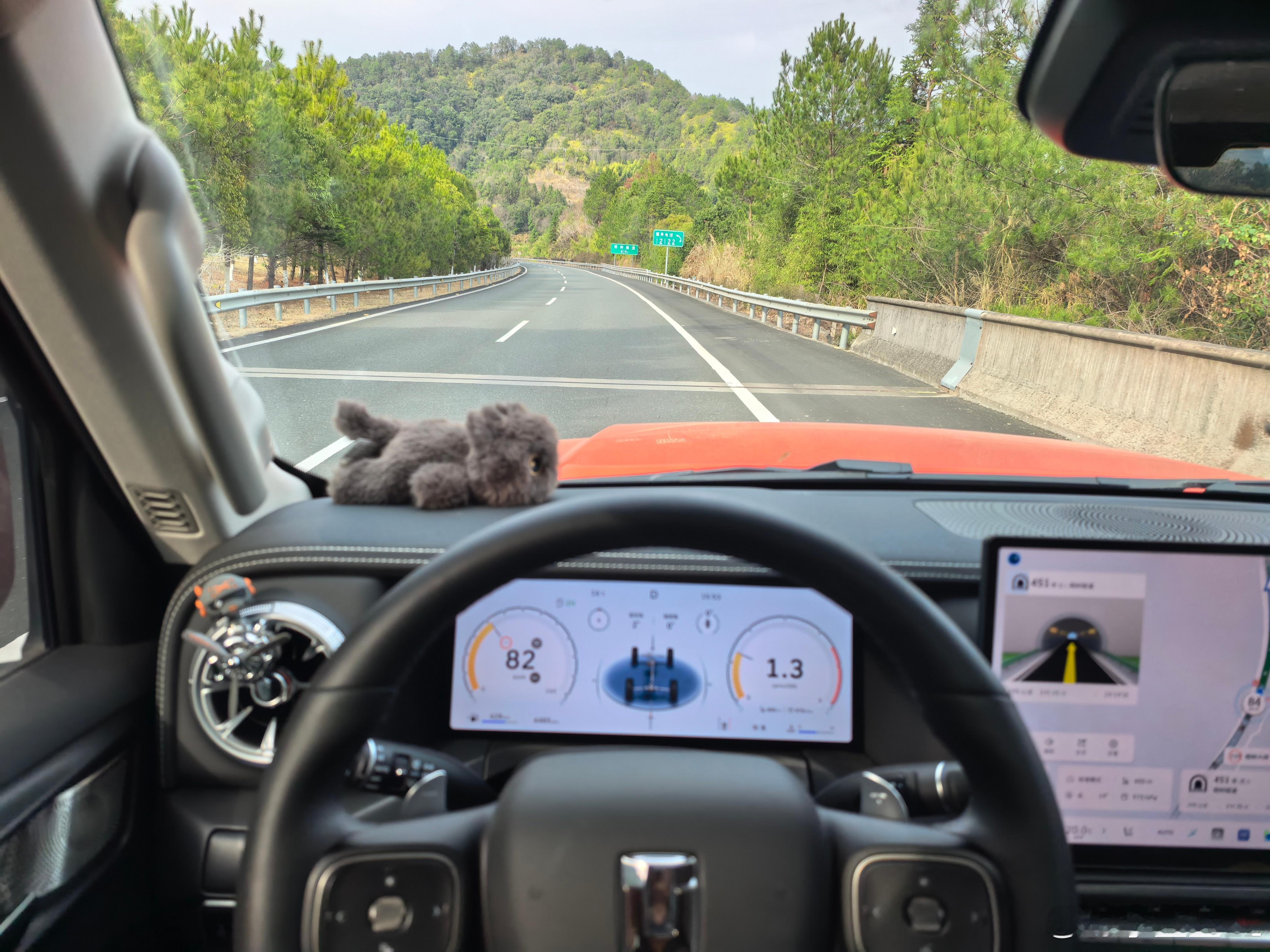 发现一个奇怪的现象。广东境内的高速已经开始堵车了。福建境内的高速也是人满为患。但