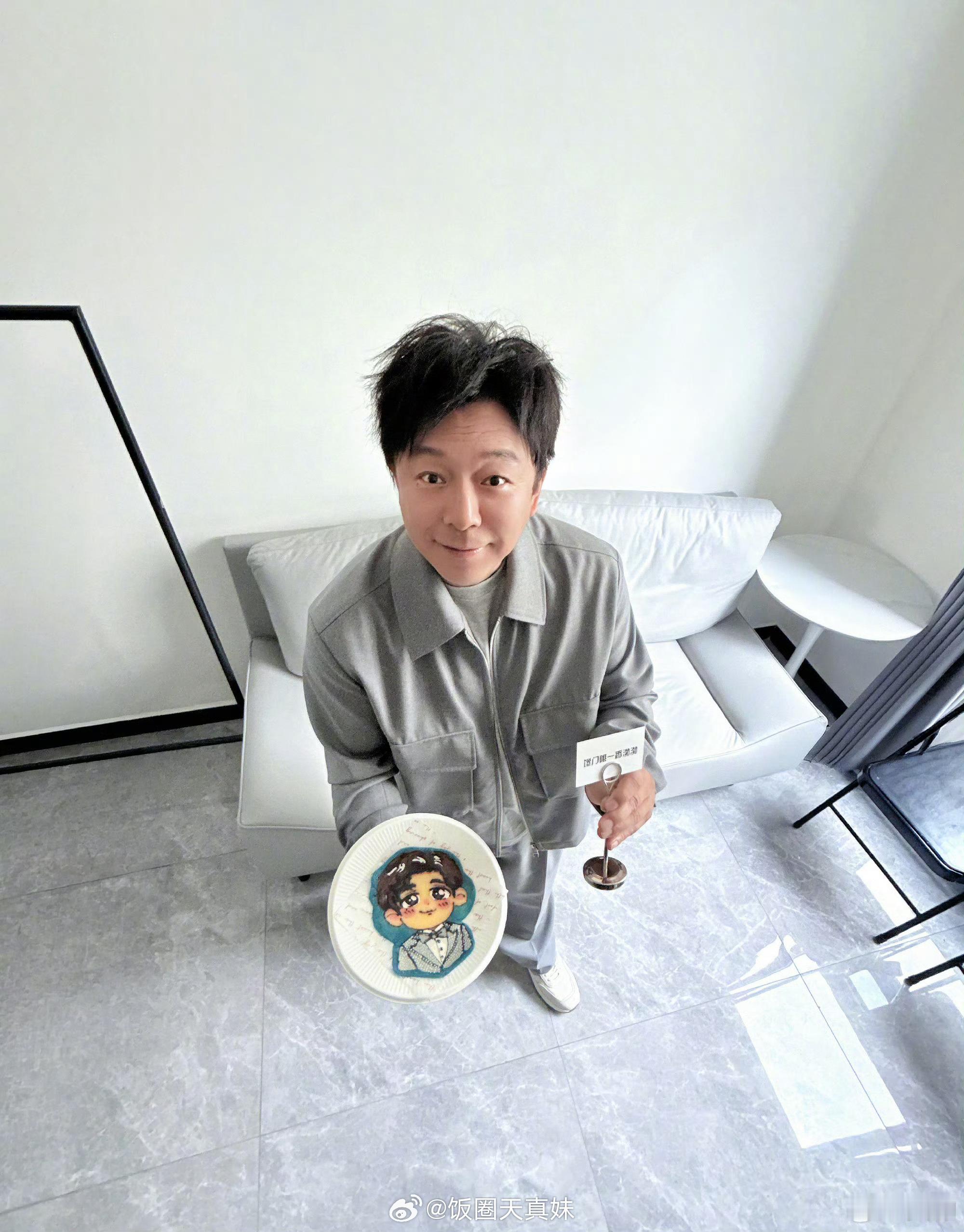 ⻅过痛包痛楼第⼀次⻅痛饼的被天才厨人的痛饼狠狠惊喜到！应援新姿势解锁，把偶像做