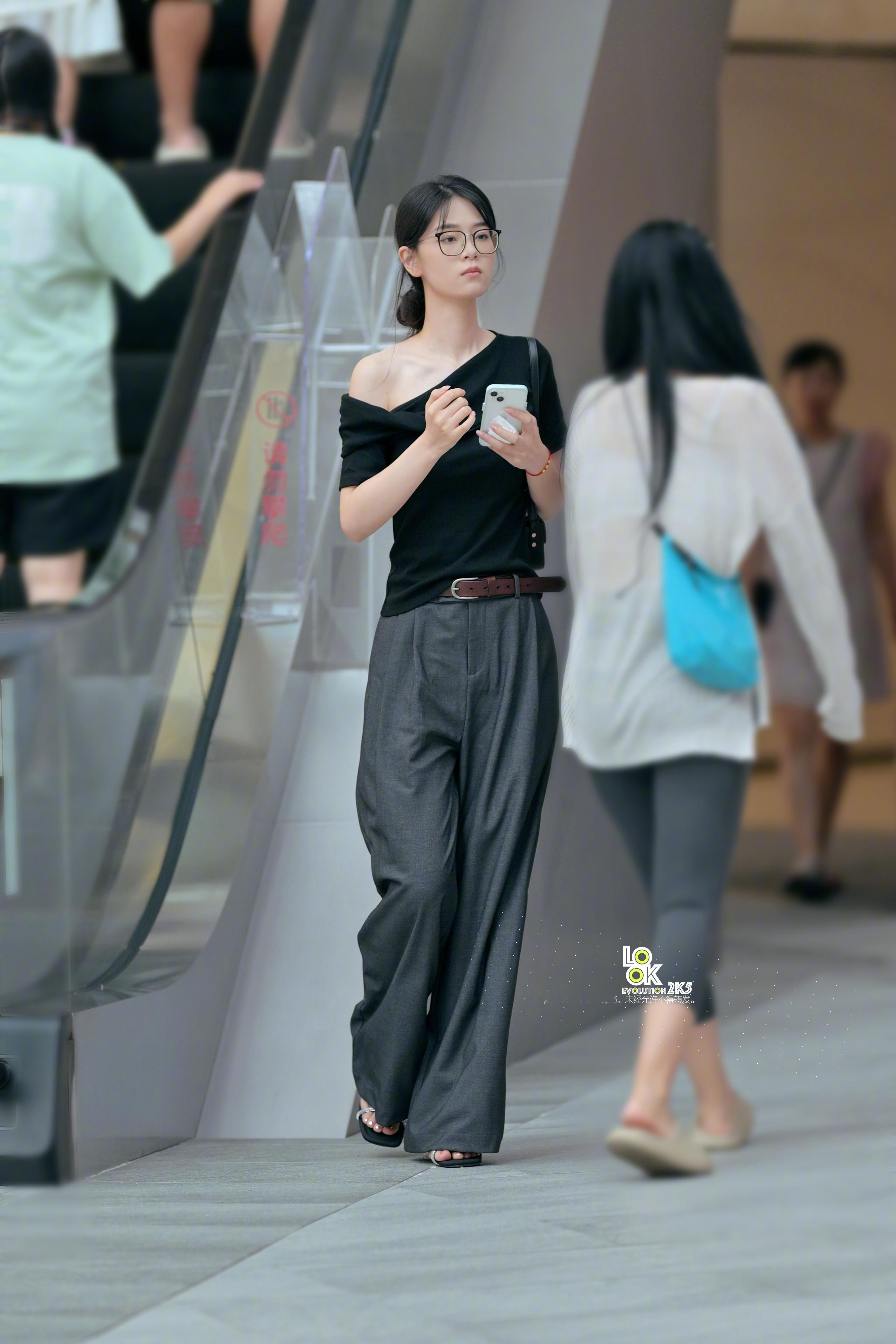 小姐姐不知道是真的高还是阔腿裤显高。。。。。​​​