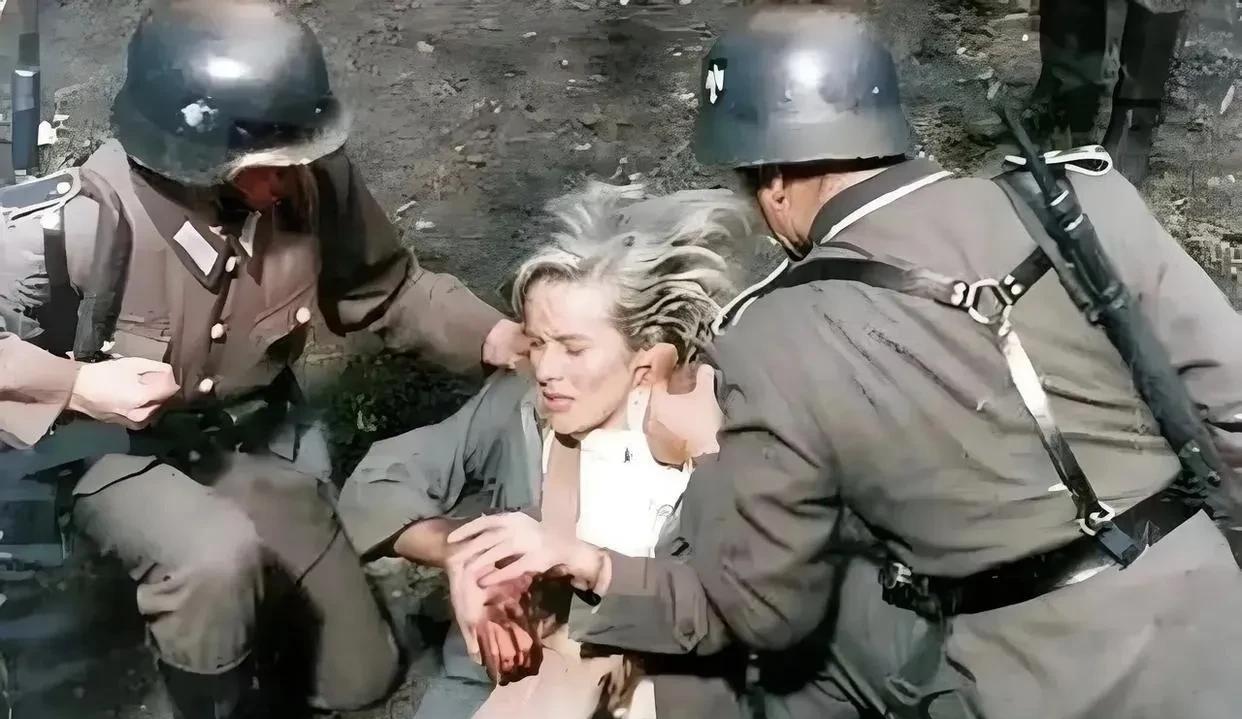 1944年6月，年仅23岁的英国女特工被纳粹德国士兵按在地上摧残。这名英国女特