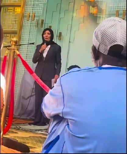 凯茜·霍楚尔（KathyHochul）现任美国纽约州州长，民主党籍人士，纽约