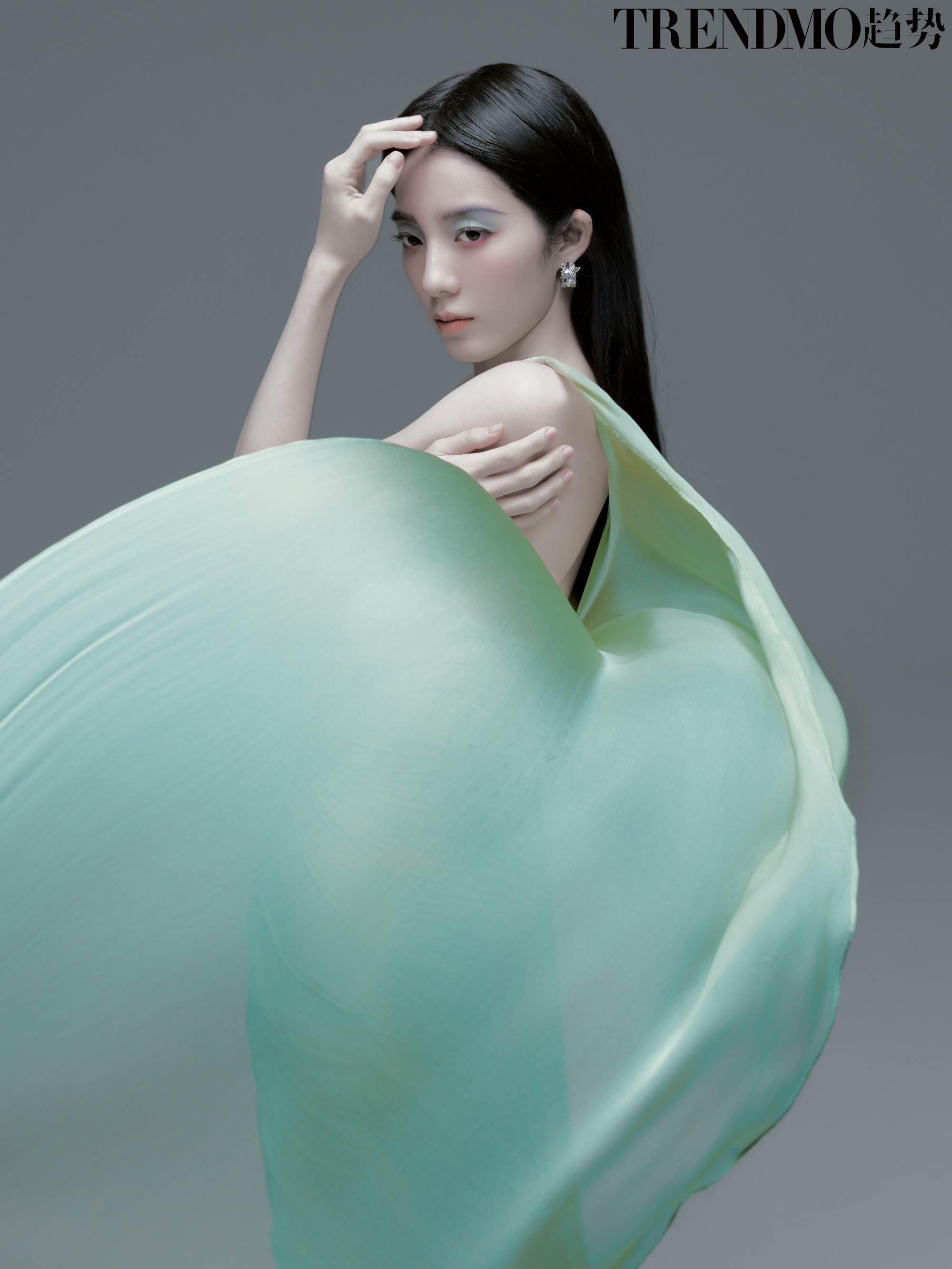 万鹏趋势大片薄纱随流动成景，亦随人成韵。摄影：葛培