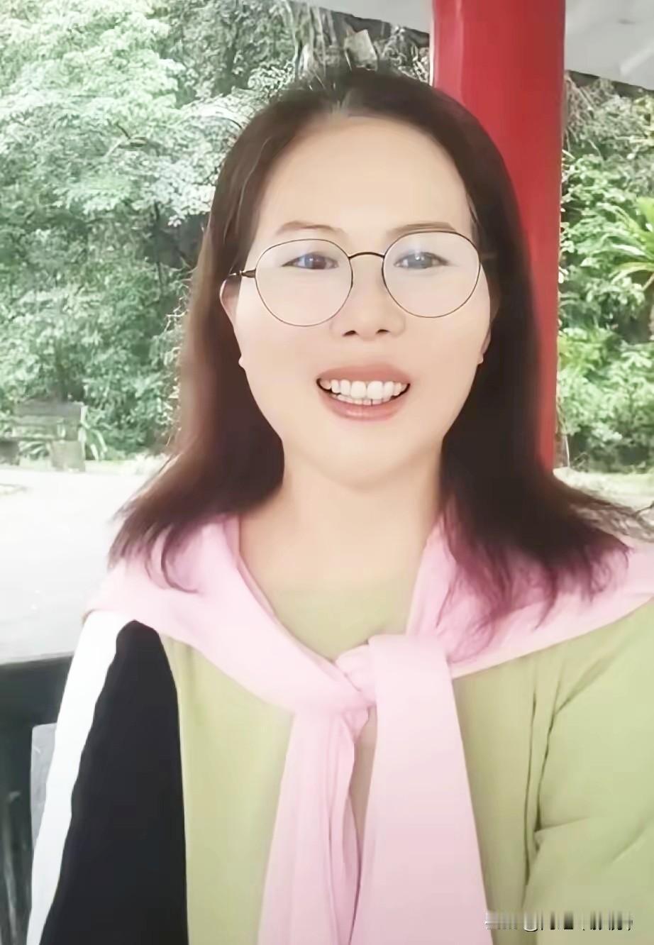 小箖儿十岁的生日，往常这时候，小杨阿姨该是在厨房里忙得脚不沾地，摘菜、炖鱼、准备