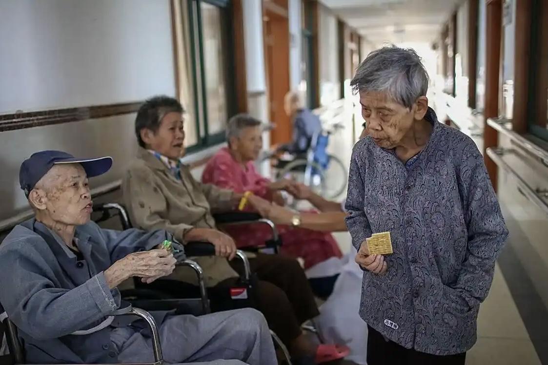 安徽淮北，兄弟俩将94岁母亲送进养老公寓，期间老人膝盖肿胀，疼得厉害，就偷偷吃了