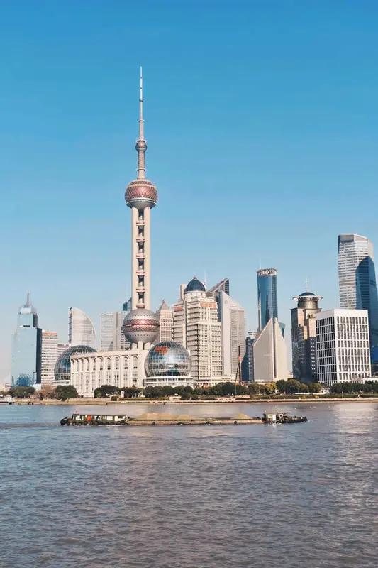 上海本地游，现在出发正当时！可以去外滩感受十里洋场的繁华，万国建筑在阳光下闪